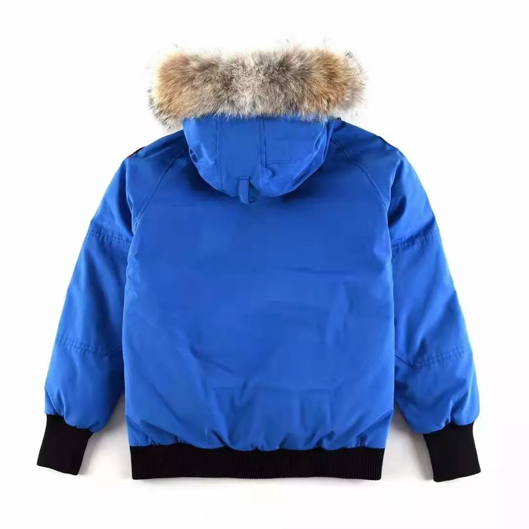 P780 with dust bag) Canada Goose Canada Goose #Chilliwack 7999M bomber jacket short down jacket ➖ Genuine synchronous anti-counterfeiting chip sensor! ➖ Imported 21-count polyester-cotton blended original fabric [last year’s 16-count/18-count hard fabrics have been completely eliminated, this year all use 21-count genuine synchronous fabrics, the soft mid-strap feels delicate and textured], genuine synchronous Feather-Light 10D waterproof coating fabric, made of 84.5 polyester fiber and 15.5 cotton, 100% the best feel in the entire network! ➖ The genuine official website is synchronized with the national standard 80 white duck down, you can check the official website customer service, there will never be a series of misleading claims such as 90 down or goose down! ➖ Using the best nylon lining with double double-layer sealing design, velvet-proof No. 7 needle + grid-filled down ready-made garments, there is 100% no so-called velvet running! ➖ The cuffs are designed with thickened seamless threads, and the collar and pockets are lined with top-quality polar fleece to keep you warm and comfortable! ➖ Yoshida YKK provides original custom-made electroplated sliders. YKK two-way lockable zippers are tight and smooth and will not peel off paint! ➖ 3M composite guarantees that the Velcro is the same as the original, durable, and all accessories and hardware are custom-made! ➖ Imported BEHRINGER embroidery machine to customize the 10,000-needle embroidery logo, 98% of which can be reproduced to restore the original logo. You can check and compare on the official website! 01 models for men and women SIZE: XS S M L XL XXL